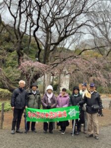 メインの枝垂桜の前で